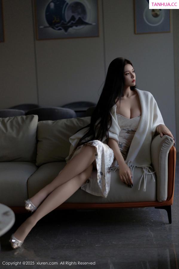 小娜比  [XiuRen]高清写真图 2025.02.18 No.9899 娜比 丝袜美腿第2张图片